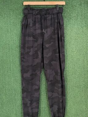Lululemon Stretch High-Rise Black Grey Camo Camouflage Joggers Women Size 4